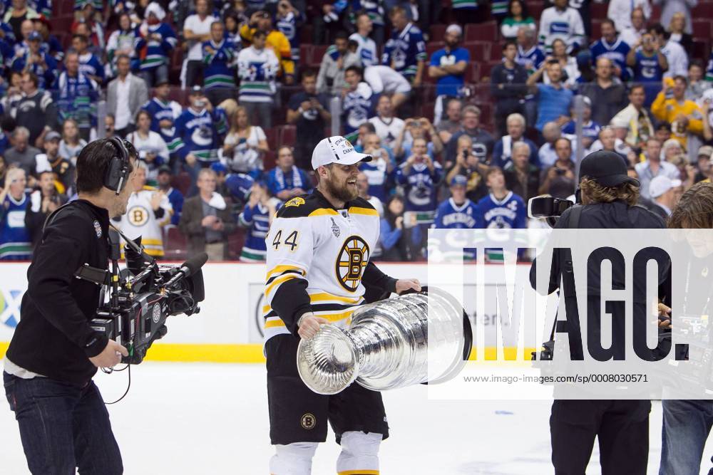 Dennis Seidenberg (44) of the Bruins Celebrates the Bruins Stanley Cup Victory at the end of game 7 of the Stanley Cup Finals after the Bruins defeated the Vancouver Canucks. Final Score: Vancouver 0 - Boston 4. Held at Rogers Arena in Vancouver, British Columbia, Canada. Final Score Bruins 4 Canucks 0- Bruins win the Stanley Cup NHL Eishockey Herren USA JUN 15 Stanley Cup Finals - Game 7 - Bruins at Canucks Icon109110615219