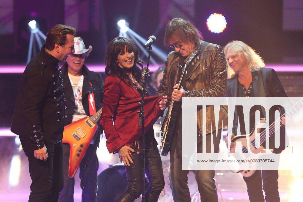 Welcome at Carmen Fog at 30 09 2017 in the TUI Arena in Hanover Nena verhakt to with their Jacket in the Guitar from Dieter Machine Birr the Rock Legends look to and Laughing Photo Osnapix Welcome at Carmen Fog MH