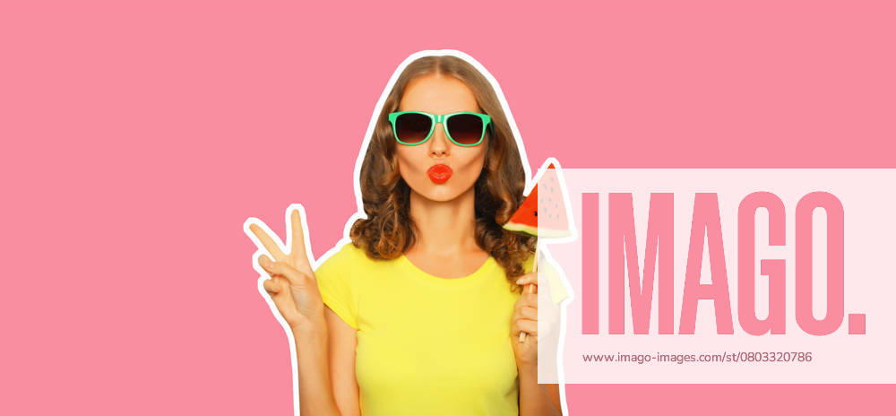 Sommer Porträt der stilvollen jungen Frau mit frischen saftigen Lutscher oder Eis geformt Scheibe Wassermelone trägt Sonnenbrille auf rosa Hintergrund Summer portrait of stylish young woman with fresh juicy lollipop or ice cream shaped slice of watermelon wearing sunglasses on pink background ,model released, Symbolfoto