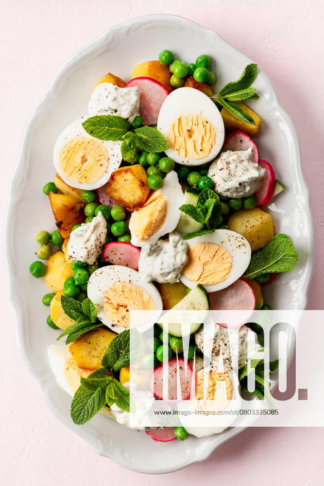 Knuspriger Kartoffel- und Eiersalat. Potato salad with eggs, cucumbers and radishes. Delicious healthy spring salad.