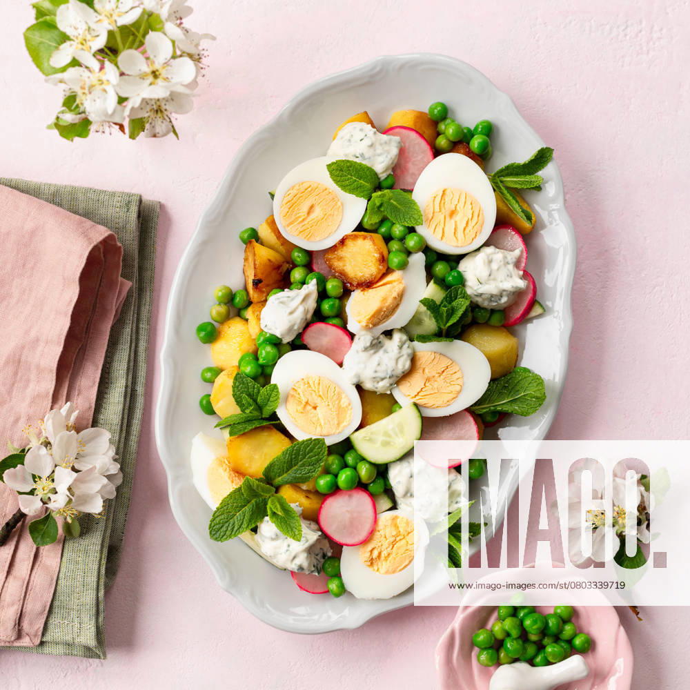 Knuspriger Kartoffel- und Eiersalat. Potato salad with eggs, cucumbers and radishes. Delicious healthy spring salad.