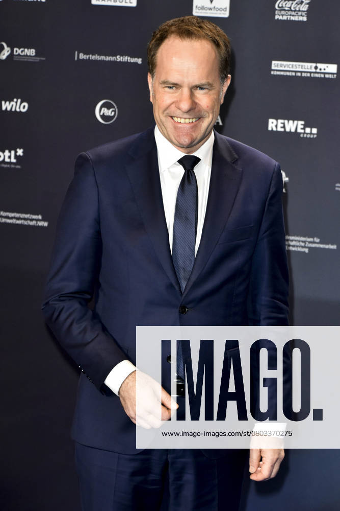 Dr Stephan Cellar Lord Mayor the State capital Duesseldorf NRW to Guest at the blue Carpet at the award Ceremony of 15 German Sustainability Award 2022 at Maritim Hotel on Friday 02 December 2022 in Duesseldorf NRW Germany