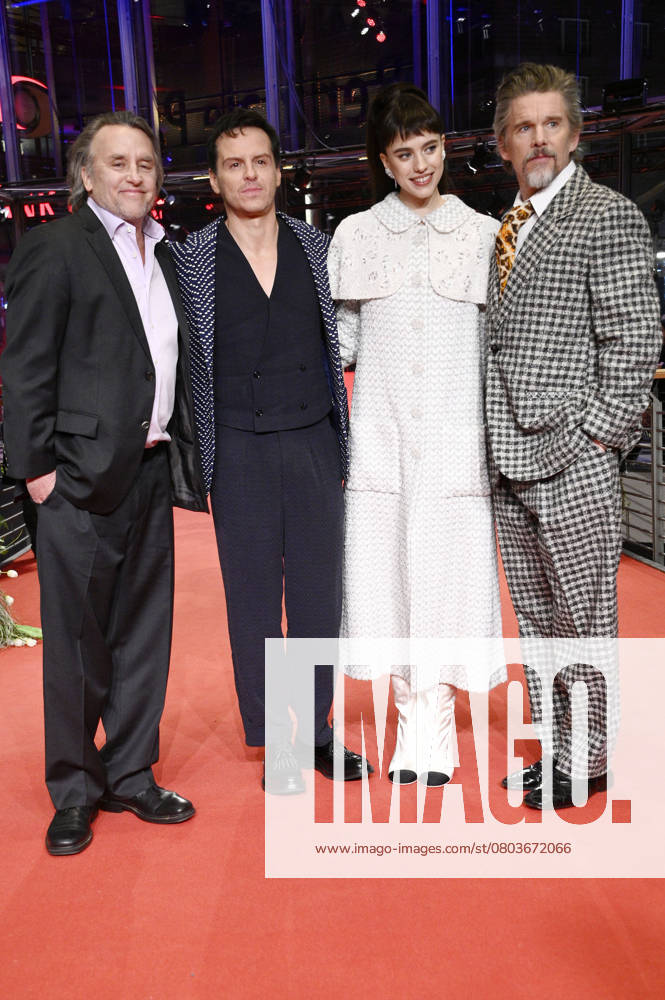 Richard Linklater, Andrew Scott, Margaret Qualley, Ethan Hawke Richard Linklater, Andrew Scott, Margaret Qualley und Ethan Hawke bei der Premiere des Kinofilms Blue Moon auf der Berlinale 2025 75. Internationale Filmfestspiele Berlin im Berlinale Palast. Berlin, 18.02.2025 Richard Linklater, Andrew Scott, Margaret Qualley and Ethan Hawke at the premiere of the feature film Blue Moon at the Berlinale 2025 75 Berlin International Film Festival at the Berlinale Palast Berlin, 18 02 2025 Foto:xN.xKubelkax xFuturexImagex moon_prem_5291, Credit:IMAGO Nicole Kubelka Avalon Deutschland, Berlin, Berlin