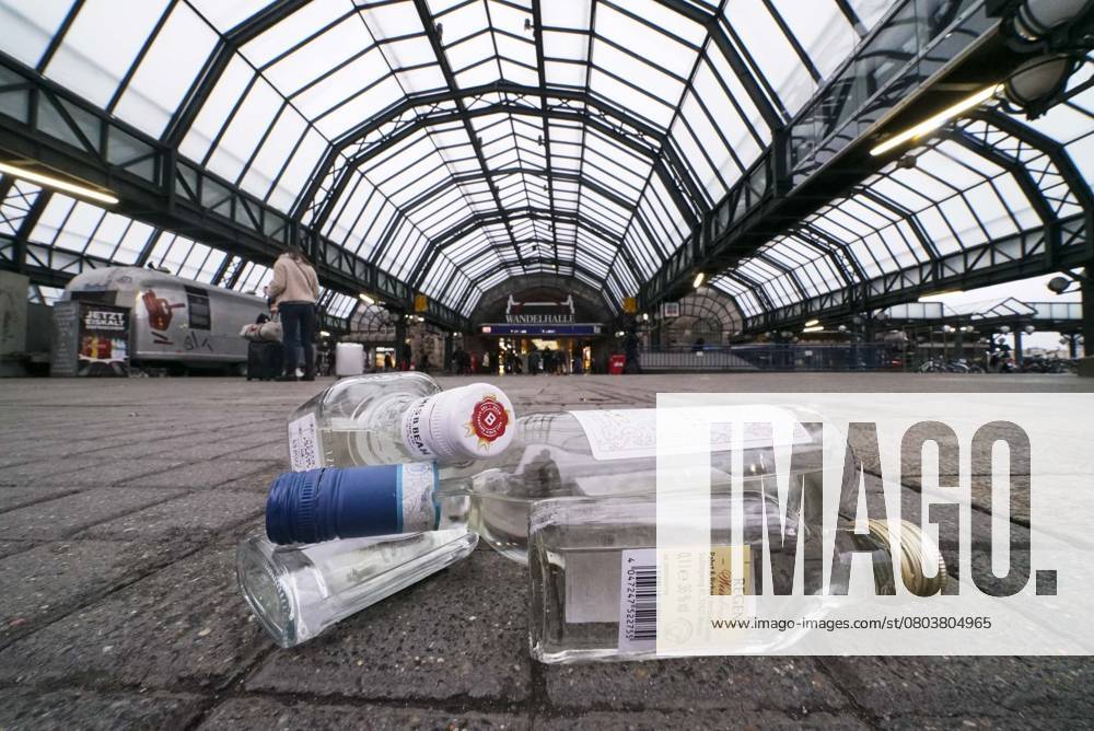Symbol image to Subject the planned Alcohol ban at and at the Hamburg Central Station from April 2024 bottles of brandy are in the Foyer of Central Station Friday 09 02 2024 Hamburg Central Station vorraussichtlich from April shall it at Area of Station forecourt of Hamburg Central Station a Alcohol ban give HH Germany