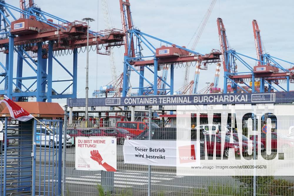 Hamburg the Dockworkers are again at the Street gone the Port is again silent Warnstreik at the HHLA Hamburg Port and Logistics AG with Posters Verdi Flags Banner transparent this Operation will bestreikt none Containerabfertigung on Hamburg Port Burchardkai it become to the Terminals none Container Checked in the S