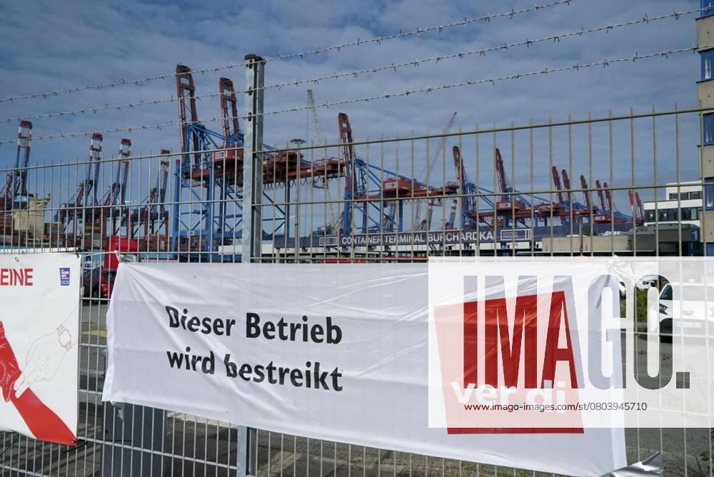 Hamburg the Dockworkers are again at the Street gone the Port is again silent Warnstreik at the HHLA Hamburg Port and Logistics AG with Posters Verdi Flags Banner transparent this Operation will bestreikt none Containerabfertigung on Hamburg Port Burchardkai it become to the Terminals none Container Checked in the S