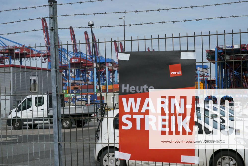 Hamburg the Dockworkers are again at the Street gone the Port is again silent Warnstreik at the HHLA Hamburg Port and Logistics AG with Posters Verdi Flags Banner transparent this Operation will bestreikt none Containerabfertigung on Hamburg Port Burchardkai it become to the Terminals none Container Checked in the S