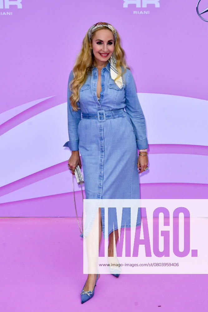 Elna Margret Princess to Bentheim and Steinfurt to Guest on pink Carpet at the riani Cruise 3 0 presenting The Summer Collection 2025 to the Landing stage RSR Steiger Exhibition Duesseldorf on Saturday 27 07 2025 in Duesserldorf NRW Germany