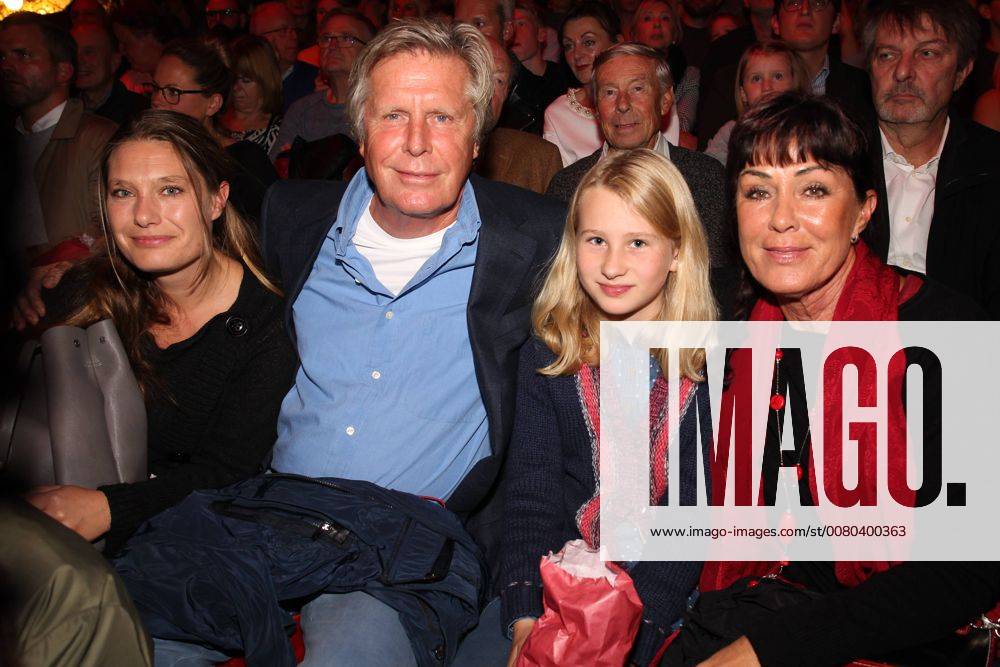 Sigmar Solbach and Wife Claudia with Daughter and Grandchild 40 Years Circus Roncalli Jubilaeumstournee travel to Rainbow in Munich at 07 10 2017