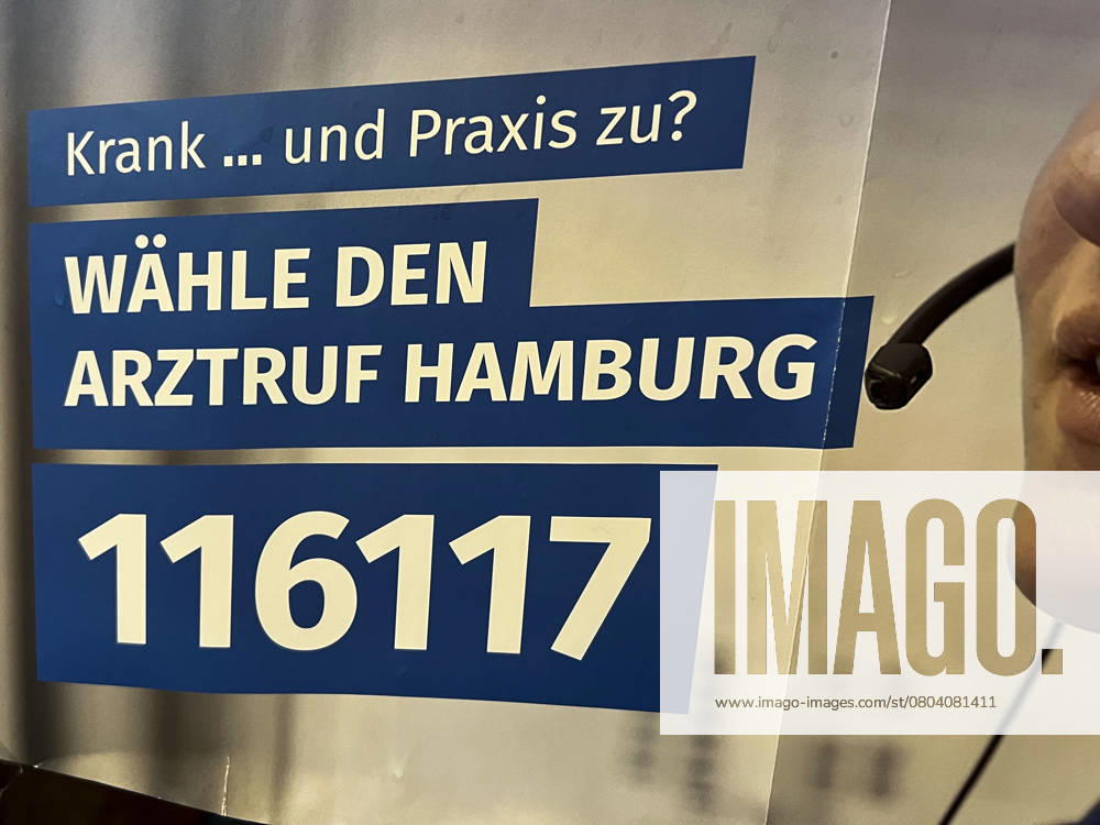 Symbol photo Economy 1 Information sign 116117 Blue White Note Poster with the Emergency telephone number 116117 hangs to the Wall a Doctor Paxis in Hamburg the Doctors call Hamburg, the Extended On-call service and Service Concept the Kassenärztlichen Association Hamburg KVH offers at the nationwide Phone number 116 117 the Pe