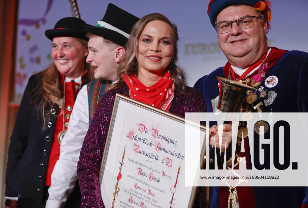Presentation of the golden jesters bell die 18. Goldene Narrenschelle der Vereinigung Schwäbisch-Alemannischer Narrenzünfte wurde im Europa-Park in Rust an Regina Halmich verliehen, hier mit Roland Haag Presentation of the golden jesters bell Regina Halmich bekommt im Europa-Park die Goldene Narrenschelle 2025 der Vereinigung Schwäbisch-Alemannischer Narrenzünfte (VSAN)