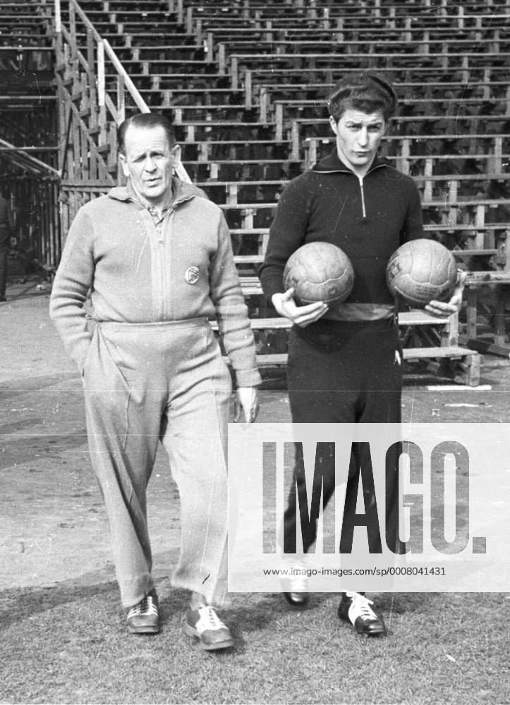 Deutschland - Österreich 22.03.1953 - 0:0 Bundestrainer Sepp Herberger und Gerd Harpers beim Training. o0 DFB Nationalmannschaft