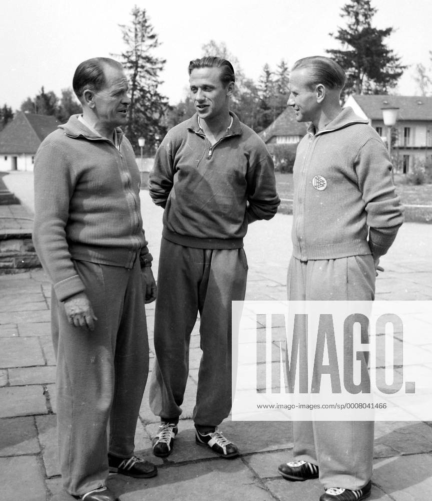 Lehrgang vor der WM 1954 - Bundestrainer Sepp Herberger mit Alfred Pfaff (mitte), und Richard Herrmann o0 Nationalteam DFB Trainingslager Aufnahmedatum geschätzt Vorschau