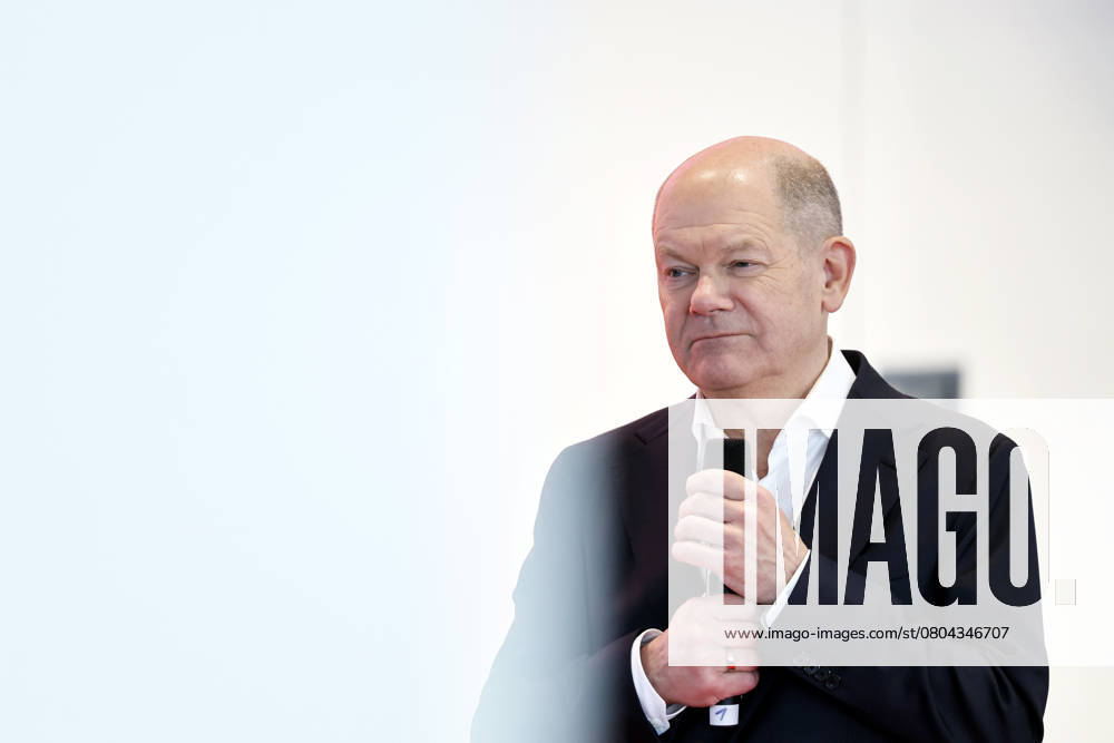 Federal Chancellor Olaf Scholz SPD speaks at an SPD campaign event for the upcoming 2025 federal election at Confex an der Messe in Cologne Cologne, 21 02 2025 NRW Germany