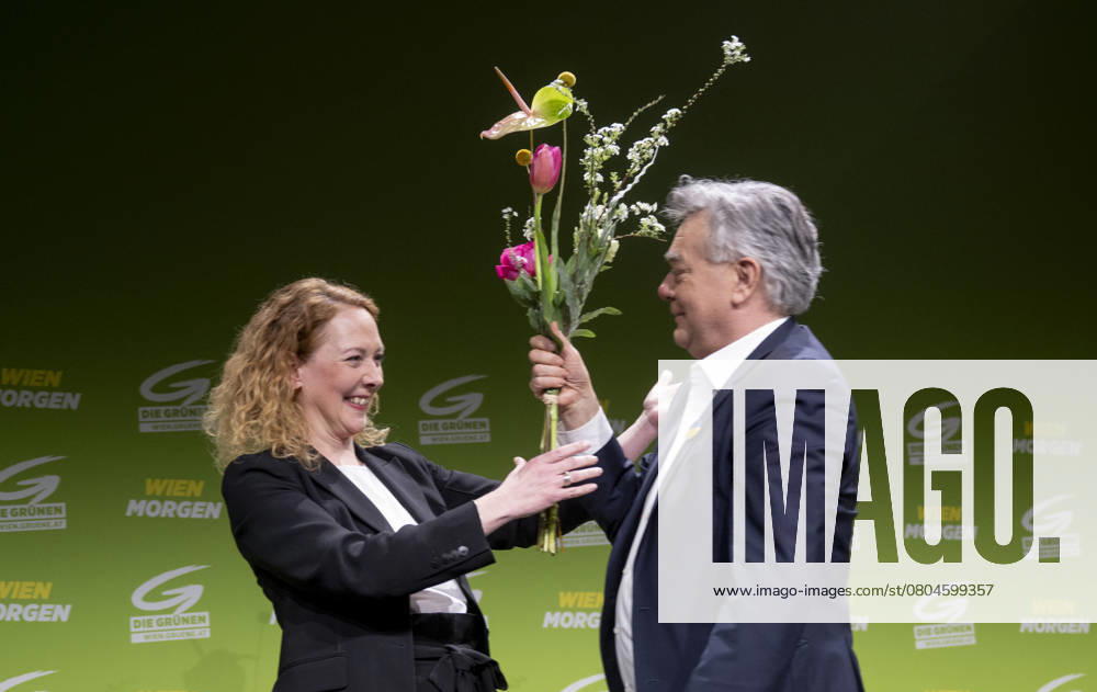 Photonews.at - Wien, 22.02.2025. Aufgrund der vorgezogenen Landtags- und Gemeideratswahlen treffen sie Wiener Gruenen zu ihrer 90. Landesversammlung unter dem Motto Wien Morgen in der Messe Wien und erstellen ihre Kandidatenliste für die Wahl. PHOTO: Gewaehlte Spitzenkandidatin der Wr. Gruenen Judith Puehringer mit Bundesvorsitzender der Gruenen Werner Kogler Vienna (AUSTRIA) - Due to the early state parliamentary and municipal council elections, the Vienna Greens meet for their 90th state assembly under the motto Vienna Tomorrow and draw up their list of candidates for the election. Wahlen, Gemeinderatswahlen, Landtagswahlen, Wien-Wahl, Grune, Landesversammlung, LV, Liste, Listenwahl, Blumen, Blumenstrauss 20250222 90