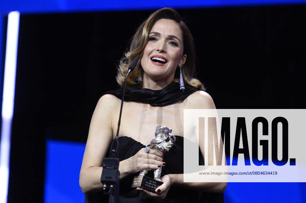 Rose Byrne with the Silver Bear for Best Acting Performance in a Leading Role for If I Had Legs Id Kick You at the Closing Ceremony and Award Ceremony at the Berlinale 2025 75 Berlin International Film Festival at the Berlinale Palast Berlin, 22 02 2025 Foto:xN.xKubelkax xFuturexImagex closing_berlinale_5388