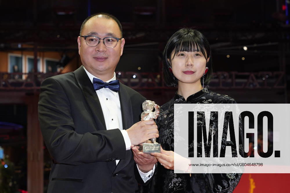 Huo Meng and Zhang Fan with the Silver Bear for Best Director for Sheng xi zhi di Living the Land at the Photocall with the award winners at the Berlinale 2025 75 Berlin International Film Festival at the Berlinale Palast Berlin, 22 02 2025 Foto:xT.xBartillax xFuturexImagex closing_berlinale_5435