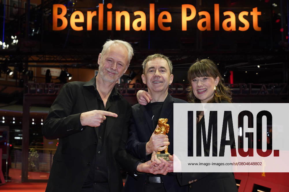 Yngve Saether, Dag Johan Haugerud and Hege Hauff Hvattum with the Golden Bear for Best Film Drommer Dreams Sex Love at the Photocall with the award winners at the Berlinale 2025 75 Berlin International Film Festival at the Berlinale Palast Berlin, 22 02 2025 Foto:xT.xBartillax xFuturexImagex closing_berlinale_5436