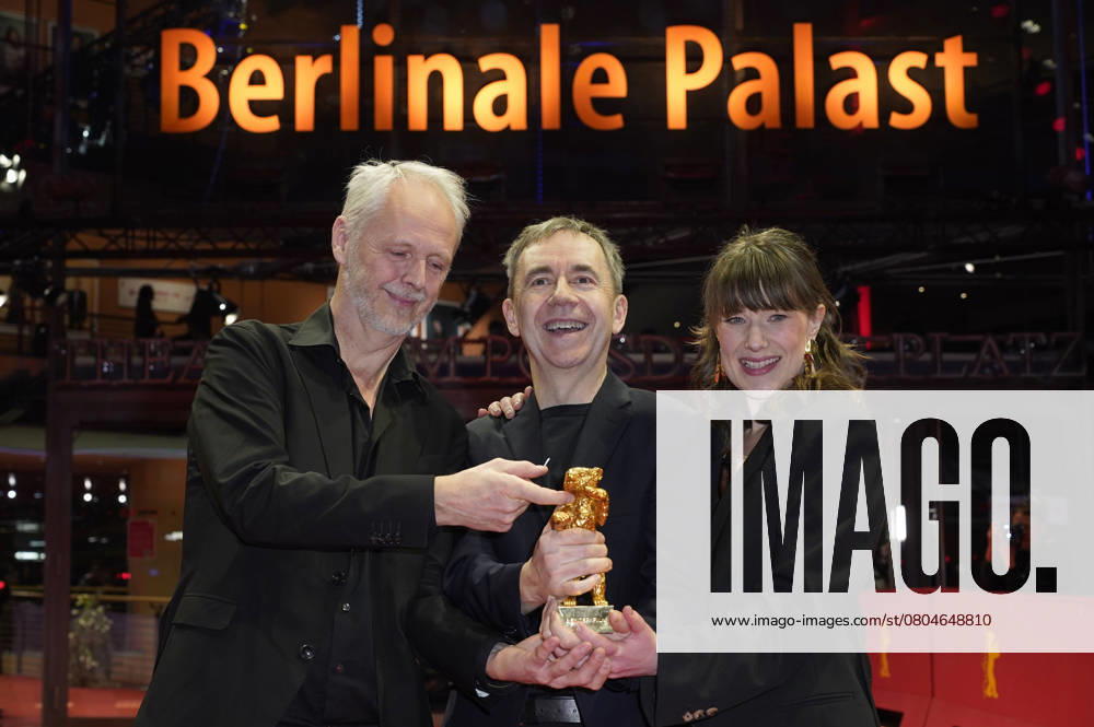Yngve Saether, Dag Johan Haugerud and Hege Hauff Hvattum with the Golden Bear for Best Film Drommer Dreams Sex Love at the Photocall with the award winners at the Berlinale 2025 75 Berlin International Film Festival at the Berlinale Palast Berlin, 22 02 2025 Foto:xT.xBartillax xFuturexImagex closing_berlinale_5437