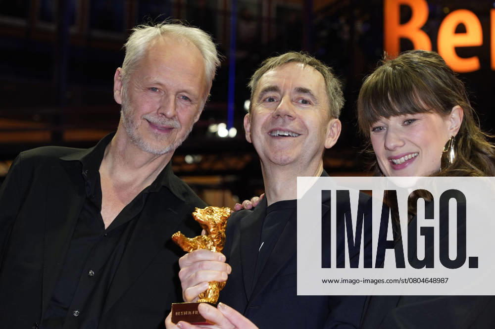 Yngve Saether, Dag Johan Haugerud and Hege Hauff Hvattum with the Golden Bear for Best Film Drommer Dreams Sex Love at the Photocall with the award winners at the Berlinale 2025 75 Berlin International Film Festival at the Berlinale Palast Berlin, 22 02 2025 Foto:xT.xBartillax xFuturexImagex closing_berlinale_5439