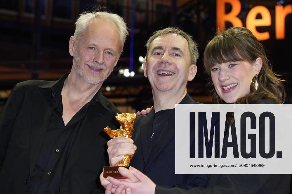 Yngve Saether, Dag Johan Haugerud and Hege Hauff Hvattum with the Golden Bear for Best Film Drommer Dreams Sex Love at the Photocall with the award winners at the Berlinale 2025 75 Berlin International Film Festival at the Berlinale Palast Berlin, 22 02 2025 Foto:xT.xBartillax xFuturexImagex closing_berlinale_5440