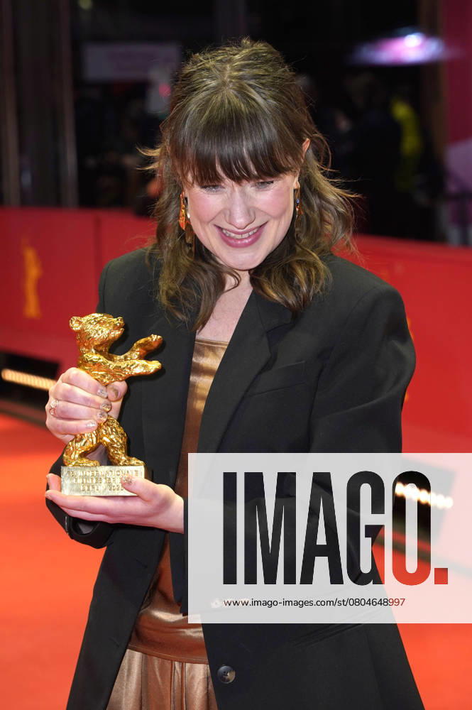Hege Hauff Hvattum with the Golden Bear for Best Film Drommer Dreams Sex Love at the Photocall with the award winners at the Berlinale 2025 75 Berlin International Film Festival at the Berlinale Palast Berlin, 22 02 2025 Foto:xT.xBartillax xFuturexImagex closing_berlinale_5445