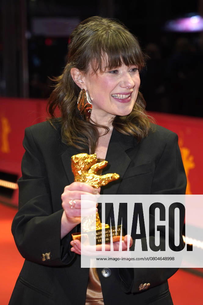 Hege Hauff Hvattum with the Golden Bear for Best Film Drommer Dreams Sex Love at the Photocall with the award winners at the Berlinale 2025 75 Berlin International Film Festival at the Berlinale Palast Berlin, 22 02 2025 Foto:xT.xBartillax xFuturexImagex closing_berlinale_5446