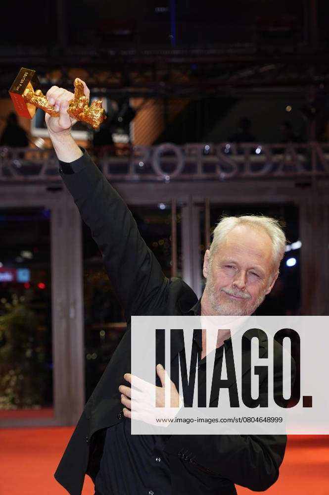 Yngve Saether with the Golden Bear for Best Film Drommer Dreams Sex Love at the Photocall with the award winners at the Berlinale 2025 75 Berlin International Film Festival at the Berlinale Palast Berlin, 22 02 2025 Foto:xT.xBartillax xFuturexImagex closing_berlinale_5447