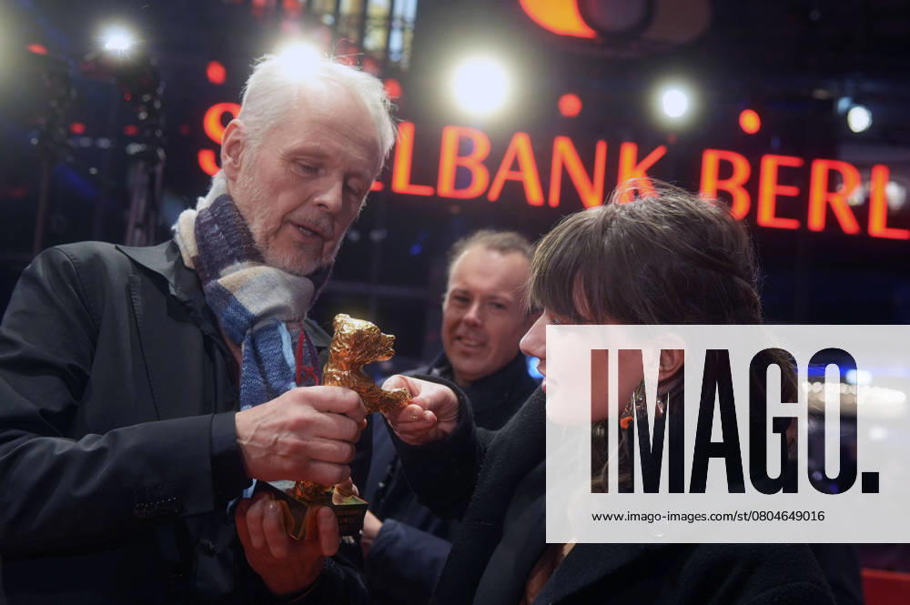 Yngve Saether and Hege Hauff Hvattum with the Golden Bear for Best Film Drommer Dreams Sex Love at the Photocall with the award winners at the Berlinale 2025 75 Berlin International Film Festival in the Berlinale Palast Berlin, 22 02 2025 Foto:xT.xBartillax xFuturexImagex closing_berlinale_5455