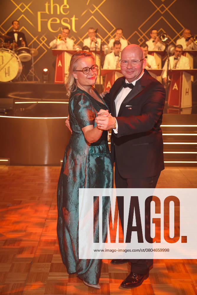 VBKI Ball der Wirtschaft 2025 VBKI President Markus Voigt and his wife Mirijam open the dancing The VBKI invites you to the Ball der Wirtschaft 2025 at the Hotel InterContinental in Berlin