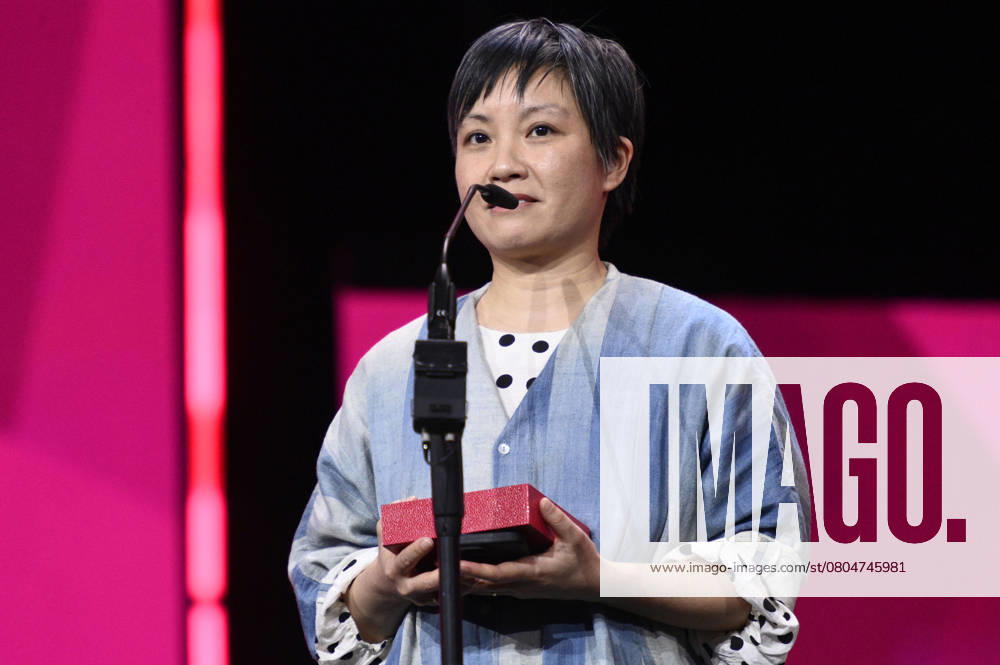 Lesley Loksi Chan with the Golden Bear for Best Short Film Lloyd Wong, Unfinished at the Closing Ceremony with Award Ceremony at the Berlinale 2025 75 Berlin International Film Festival at the Berlinale Palast Berlin, 22 02 2025 Foto:xN.xKubelkax xFuturexImagex closing_berlinale_5462