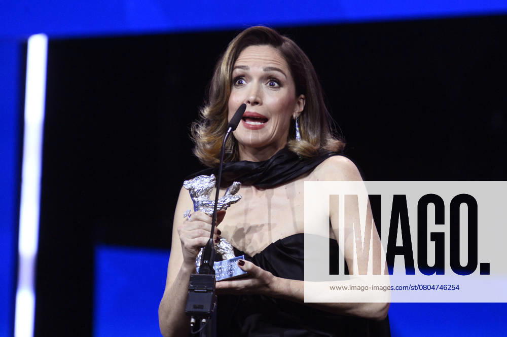 Rose Byrne with the Silver Bear for Best Acting Performance in a Leading Role for If I Had Legs Id Kick You at the Closing Ceremony and Award Ceremony at the Berlinale 2025 75 Berlin International Film Festival at the Berlinale Palast Berlin, 22 02 2025 Foto:xN.xKubelkax xFuturexImagex closing_berlinale_5484