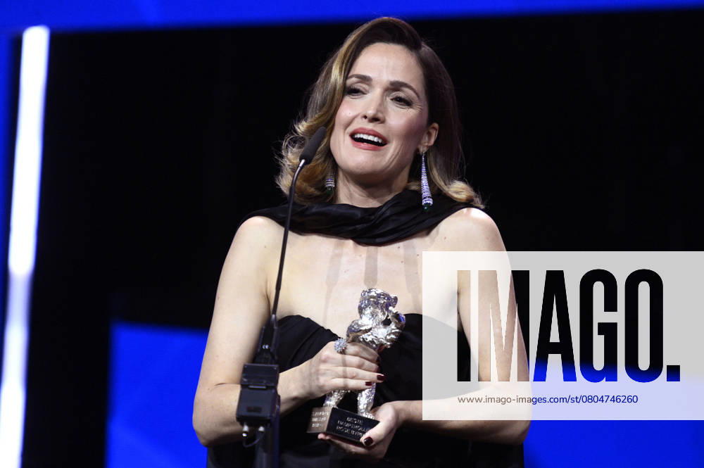 Rose Byrne with the Silver Bear for Best Acting Performance in a Leading Role for If I Had Legs Id Kick You at the Closing Ceremony and Award Ceremony at the Berlinale 2025 75 Berlin International Film Festival at the Berlinale Palast Berlin, 22 02 2025 Foto:xN.xKubelkax xFuturexImagex closing_berlinale_5485