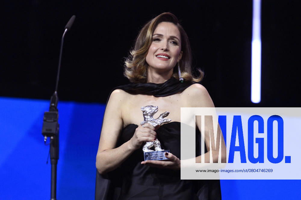 Rose Byrne with the Silver Bear for Best Acting Performance in a Leading Role for If I Had Legs Id Kick You at the Closing Ceremony and Award Ceremony at the Berlinale 2025 75 Berlin International Film Festival at the Berlinale Palast Berlin, 22 02 2025 Foto:xN.xKubelkax xFuturexImagex closing_berlinale_5487