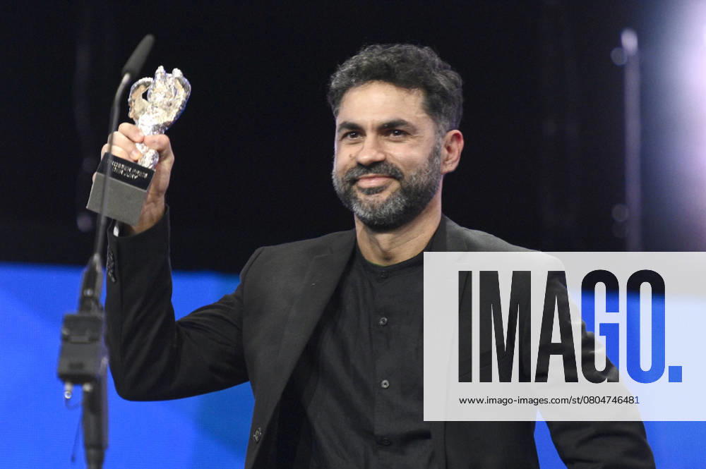 Gabriel Mascaro with the Silver Bear Grand Jury Prize for The Blue Trail at the Closing Ceremony with Award Ceremony at the Berlinale 2025 75 Berlin International Film Festival at the Berlinale Palast Berlin, 22 02 2025 Foto:xN.xKubelkax xFuturexImagex closing_berlinale_5499