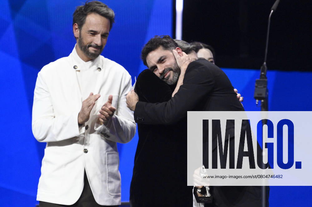 Gabriel Mascaro with the Silver Bear Grand Jury Prize for The Blue Trail at the Closing Ceremony with Award Ceremony at the Berlinale 2025 75 Berlin International Film Festival at the Berlinale Palast Berlin, 22 02 2025 Foto:xN.xKubelkax xFuturexImagex closing_berlinale_5500