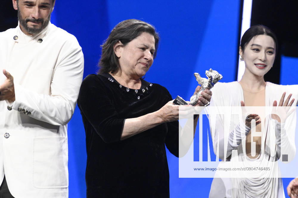 Denise Weinberg with the Silver Bear Grand Jury Prize for The Blue Trail O ultimo azul and Fan Bingbing at the Closing Ceremony with Award Ceremony at the Berlinale 2025 75 Berlin International Film Festival in the Berlinale Palast Berlin, 22 02 2025 Foto:xN.xKubelkax xFuturexImagex closing_berlinale_5501