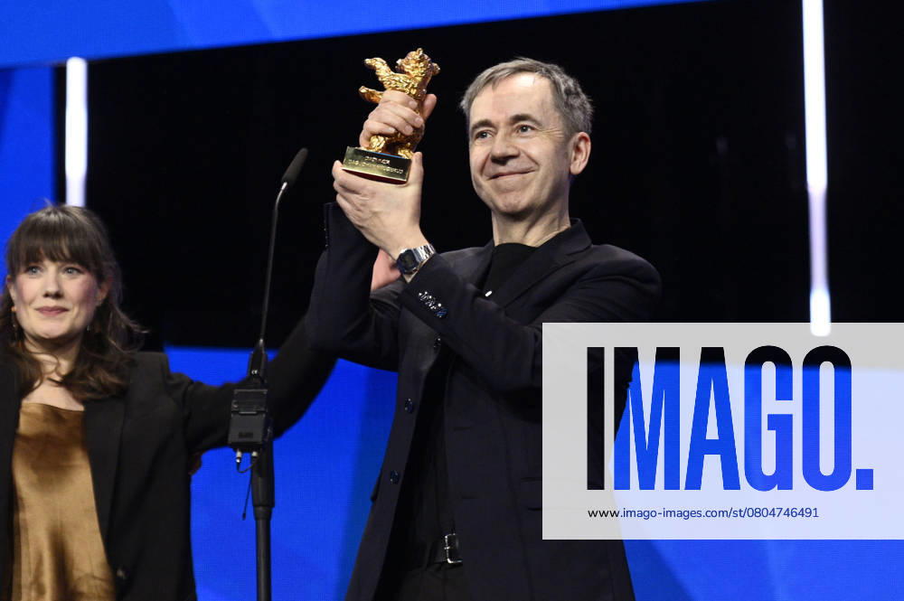 Dag Johan Haugerud with the Golden Bear for Best Film Drommer Dreams Sex Love at the Closing Ceremony with Award Ceremony at the Berlinale 2025 75 Berlin International Film Festival in the Berlinale Palast Berlin, 22 02 2025 Foto:xN.xKubelkax xFuturexImagex closing_berlinale_5505