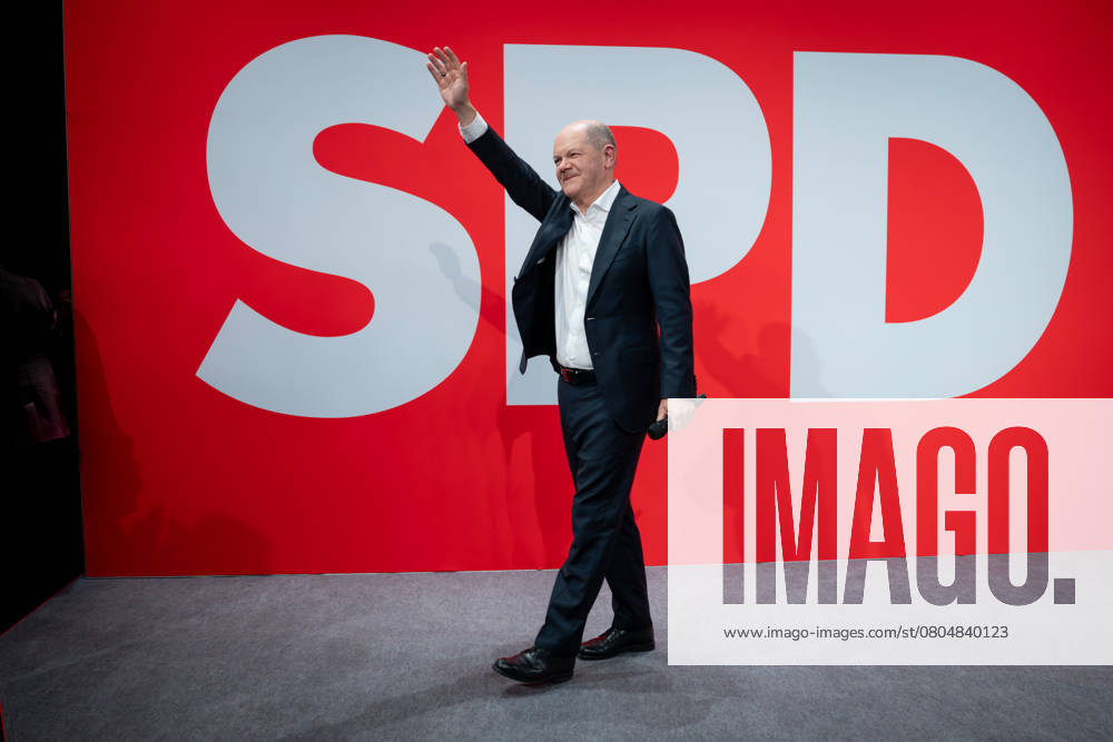 SPD election party for the 2025 federal election Chancellor Olaf Scholz waves to his supporters as a thank you for their support in the election campaign on the stage of the SPD election party for the 2025 federal election, Berlin , 23 02 2025 Berlin Berlin Germany