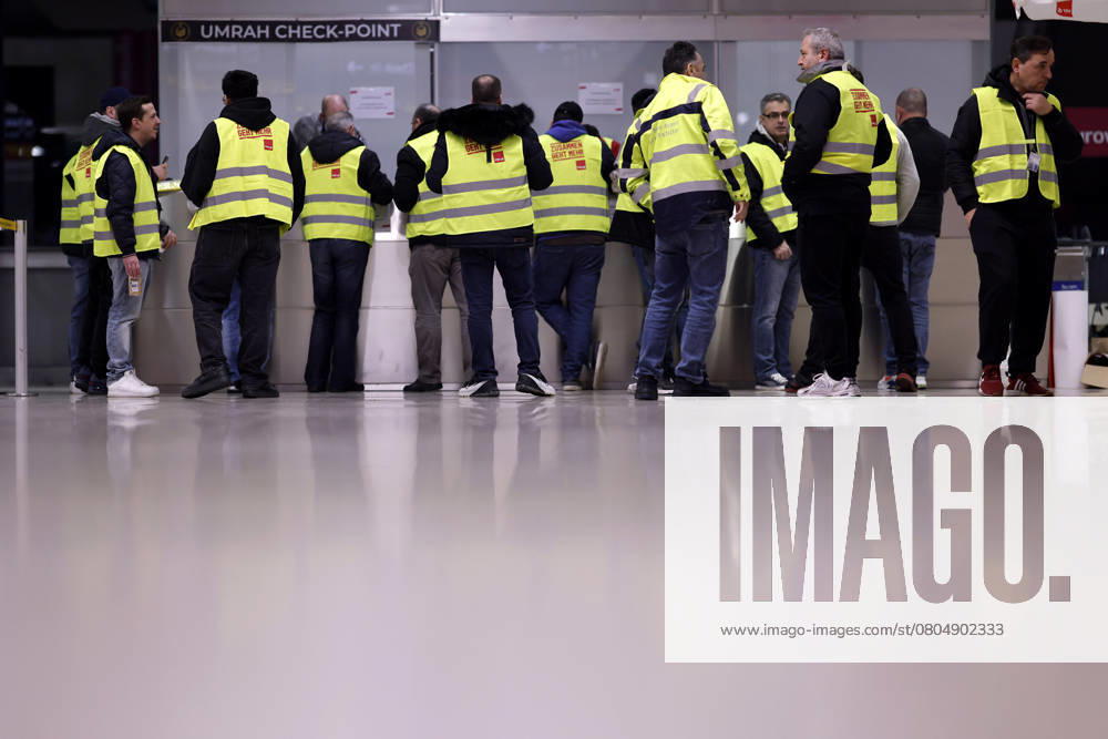 Wage dispute in the public sector The wave of warning strikes in the public sector hits Düsseldorf and Cologne Bonn airports for the first time in NRW A one-day warning strike by the Verdis union has begun at Cologne Bonn Airport Strikers stand in the terminal with vests that say together goes more and protest for fair wages Cologne, 23 02 2025 NRW Germ