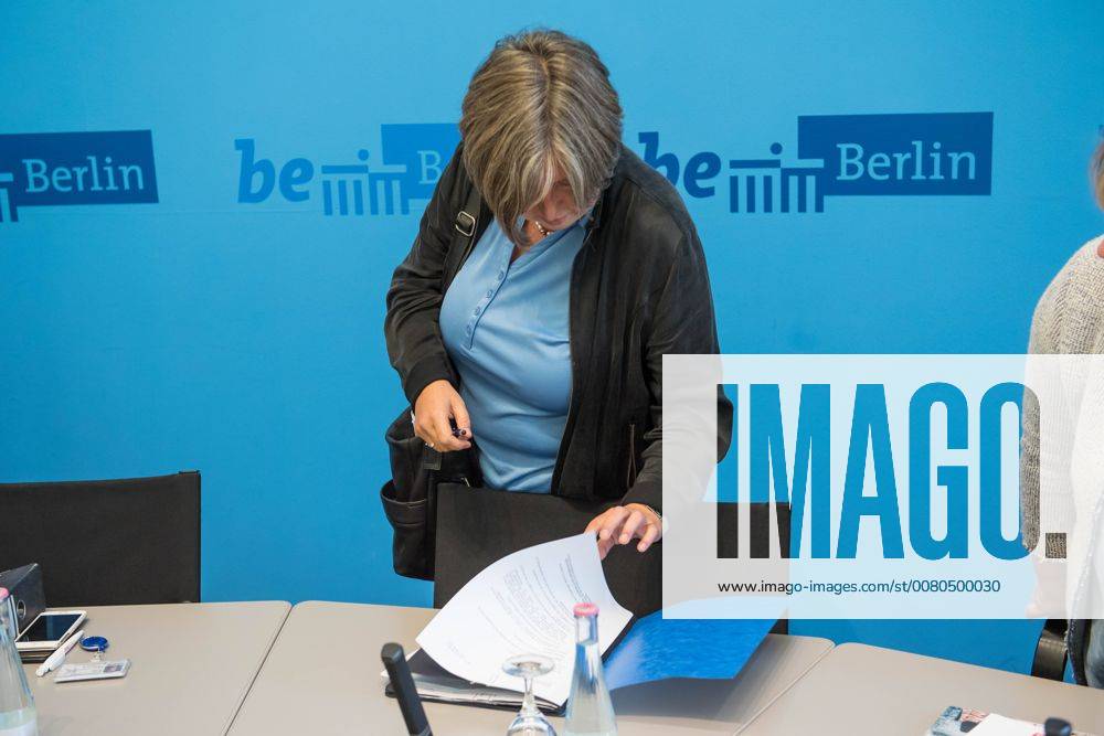 Berlin politics Katrin Lompscher Senatspressekonferenz at Tuesday the 17 October 2017 Katrin Lompscher Left Party Senator for Urban development and Living in Berlin presented the Interim Report the Step 2030 before 17 10 2017 Berlin