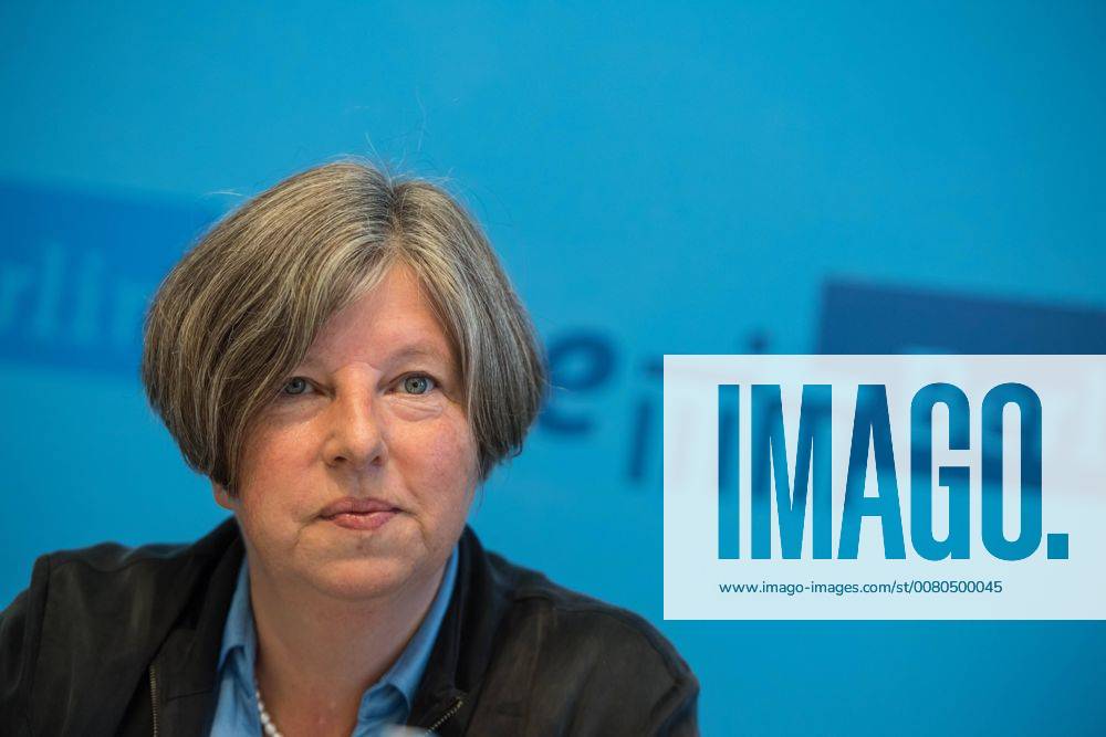 Berlin politics Katrin Lompscher Senatspressekonferenz at Tuesday the 17 October 2017 Katrin Lompscher Left Party Senator for Urban development and Living in Berlin presented the Interim Report the Step 2030 before 17 10 2017 Berlin