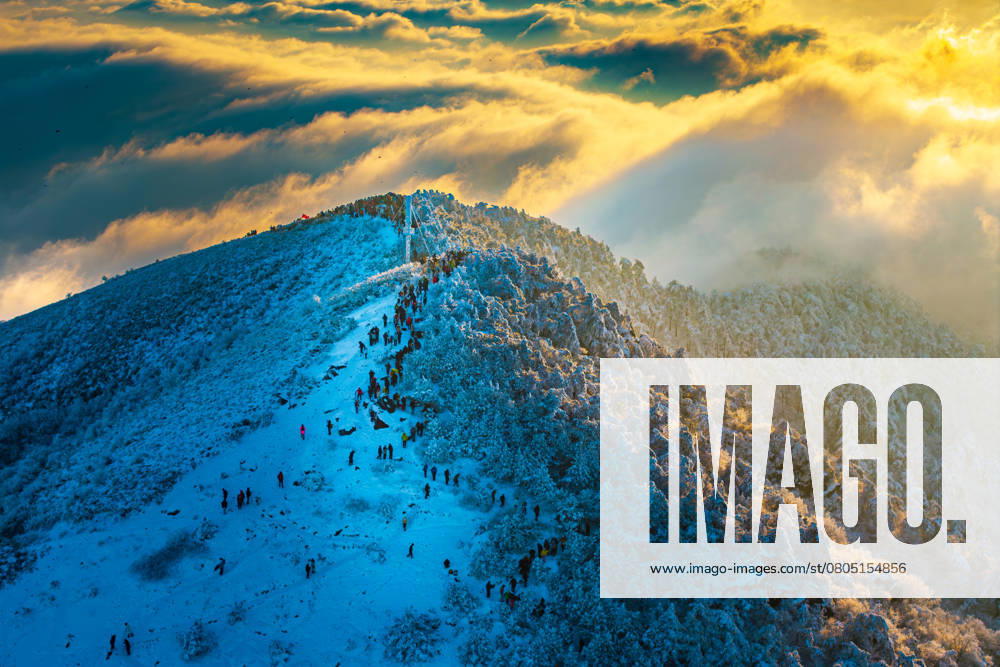 Bilder des Jahres 2025, News 02 Februar HANGZHOU, CHINA - FEBRUARY 24: Cloud envelops snow-blanketed Taizijian Mountain at sunrise on February 24, 2025 in Hangzhou, Zhejiang Province of China.
