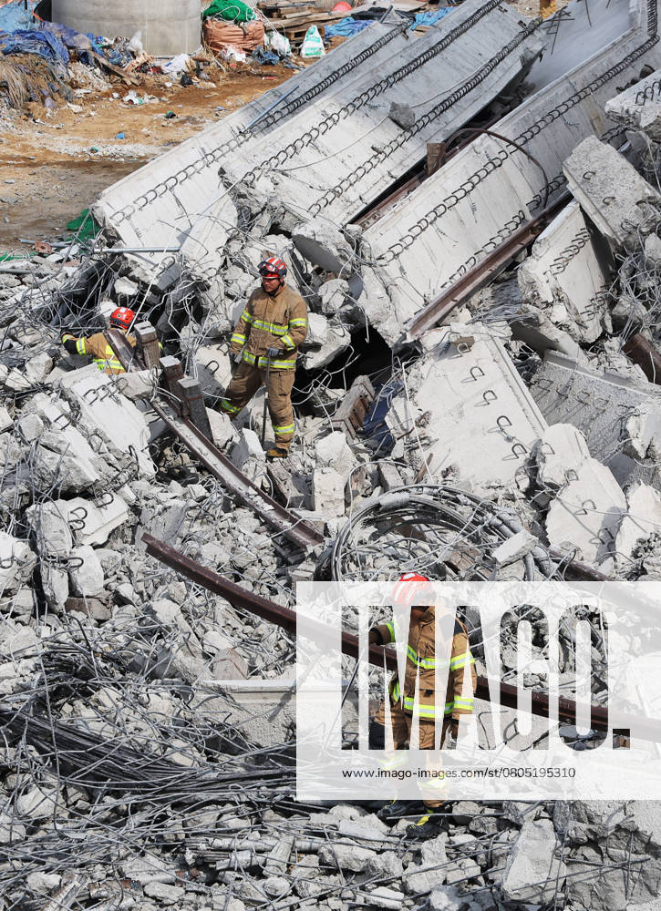 Bridge collapse at highway construction site Bridge collapse at highway construction site Firefighters examine the rubble of a bridge being built on the Seoul-Sejong expressway in Anseong, south of Seoul, after it collapsed earlier in the day, leaving four workers dead and six others injured. (Yonhap) 2025-02-25 15:52:03 < 1980-2025 YONHAPNEWS AGENCY. .> ¾È¼º½Ã °æ±âµµ