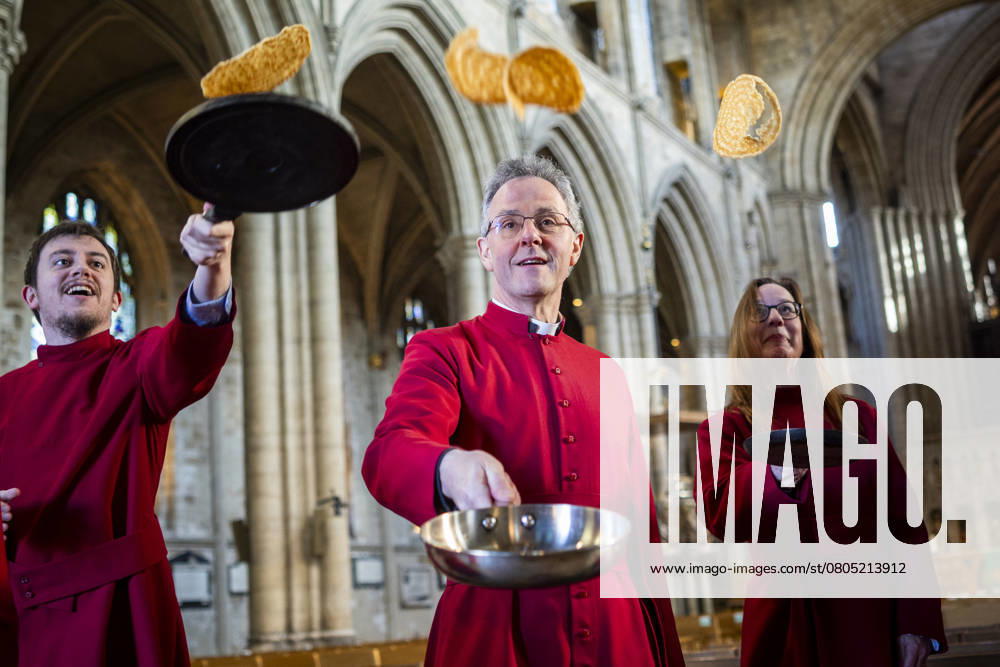 Bilder des Jahres 2025, News 02 Februar Ripon Pancake Test North Yorkshire Wearing red cassocks, Clergy and staff at Ripon Cathedral do a dry run in preparation for their upcoming pancake race. The race takes place on the city s Kirkgate on March 4th, to the delight of visitors and local schoolchildren. 24 02 2025