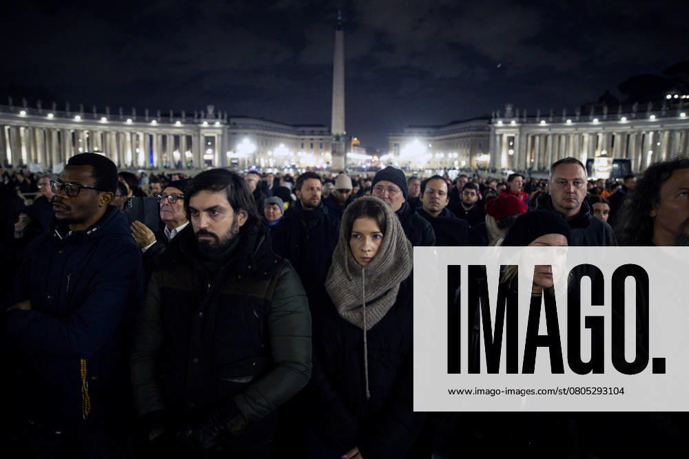 Bilder des Jahres 2025, News 02 Februar February 25, 2025, Vatican City, ITALY: Faithful attend a Rosary prayer for the health of Pope Francis who is hospitalized the Agostino Gemelli Hospital to a respiratory tract infection, in Saint Peter s Square, Vatican City, 25 February 2025. ANSA ANGELO CARCONI Vatican City ITALY - ZUMAa110 20250225_zaf_a110_059