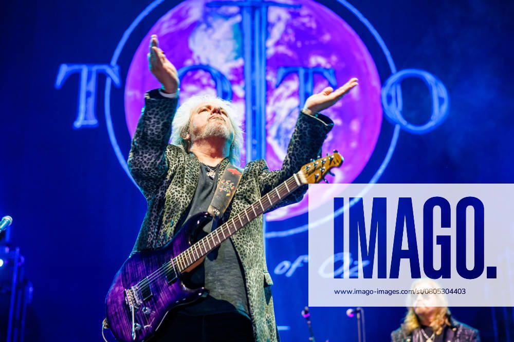 Toto live in Oslo, Norway Oslo, Norway. 25th, February 2025. The American rock band Toto performs a live concert at Oslo Spektrum in Oslo. Here guitarist Steve Lukather is seen live on stage. Norway, Oslo