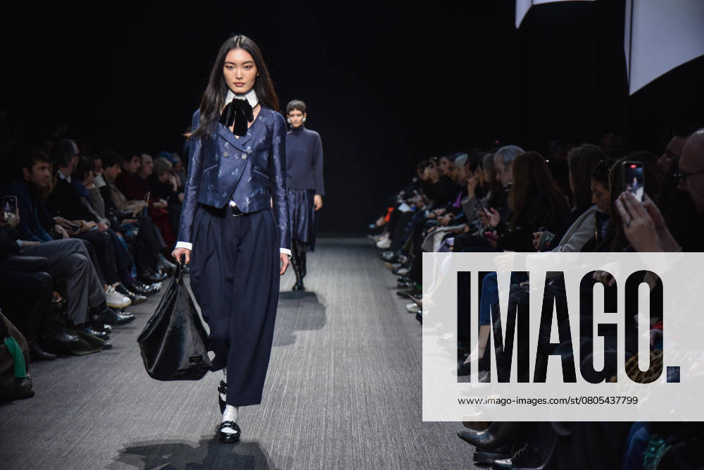 A model presents a creation by Emporio Armani at the Milan Fashion Week, in Milan, Italy, 28 February 2025. The Fall Winter 2025 2026 collections are presented until 03 March 2025. .ANSA MATTEO CORNER Milano - ZUMAa110 20250227_zaf_a110_016