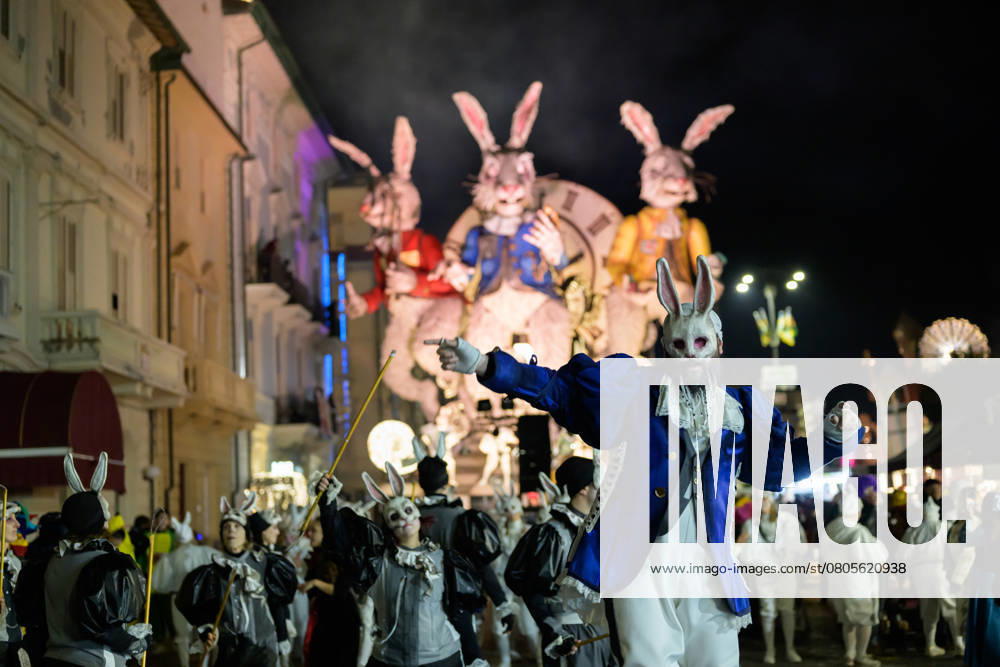 Bilder des Jahres 2025, News 02 Februar Traditional Viareggio Carnival parade, Italy - 27 Feb 2025 night parade during Carnival. The Viareggio Carnival is a historical event that has taken place in February since its inception in 1873, featuring at the centerpiece parades of satirical floats showcasing huge and intricate papier-mache sculptures. 27 02 2025, Credit:Stefano Dalle Luche Avalon Italia, Lucca, Viareggio, Viareggio