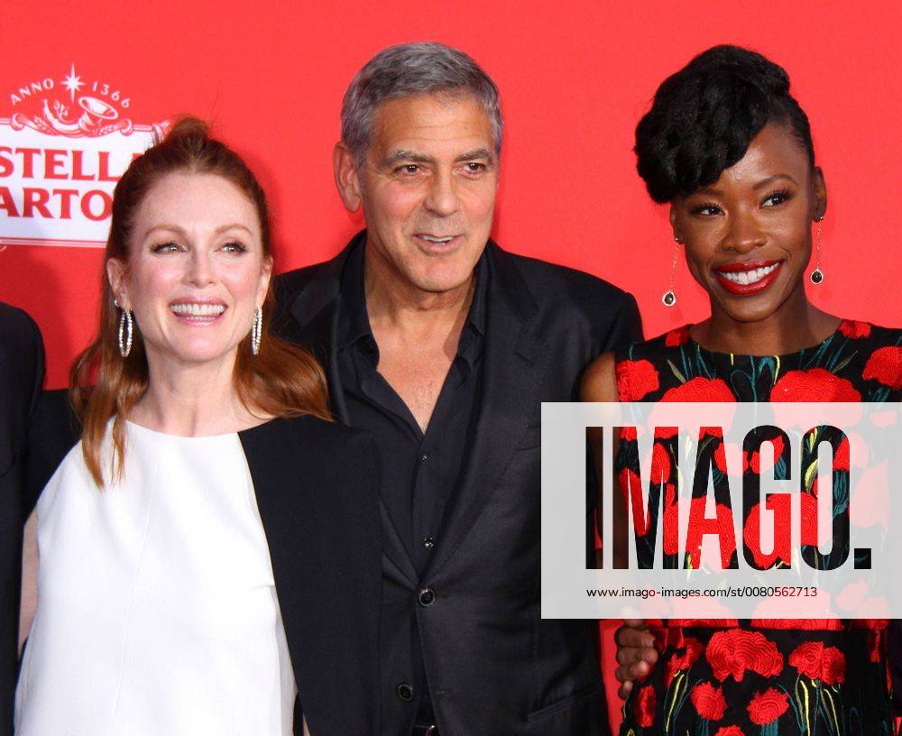 Premiere du film Suburbicon a Los Angeles. 22 October 2017 - Los Angeles, California - Julianne Moore, George Clooney and Karimah Westbrook. Suburbicon Premiere held at the Regency Village Theatre in Los Angeles. Photo Credit: AdMedia 221694 AdMedia Starface 2017-10-22 CA Los Angeles Etats-Unis